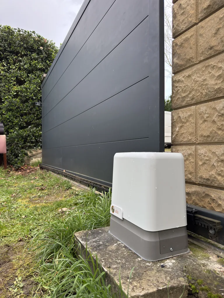 Portail automatique, porte de garage motorisée ou rideau métallique : E-Volt Systèmes, l'expert incontournable de la motorisation sur Lyon et sa région