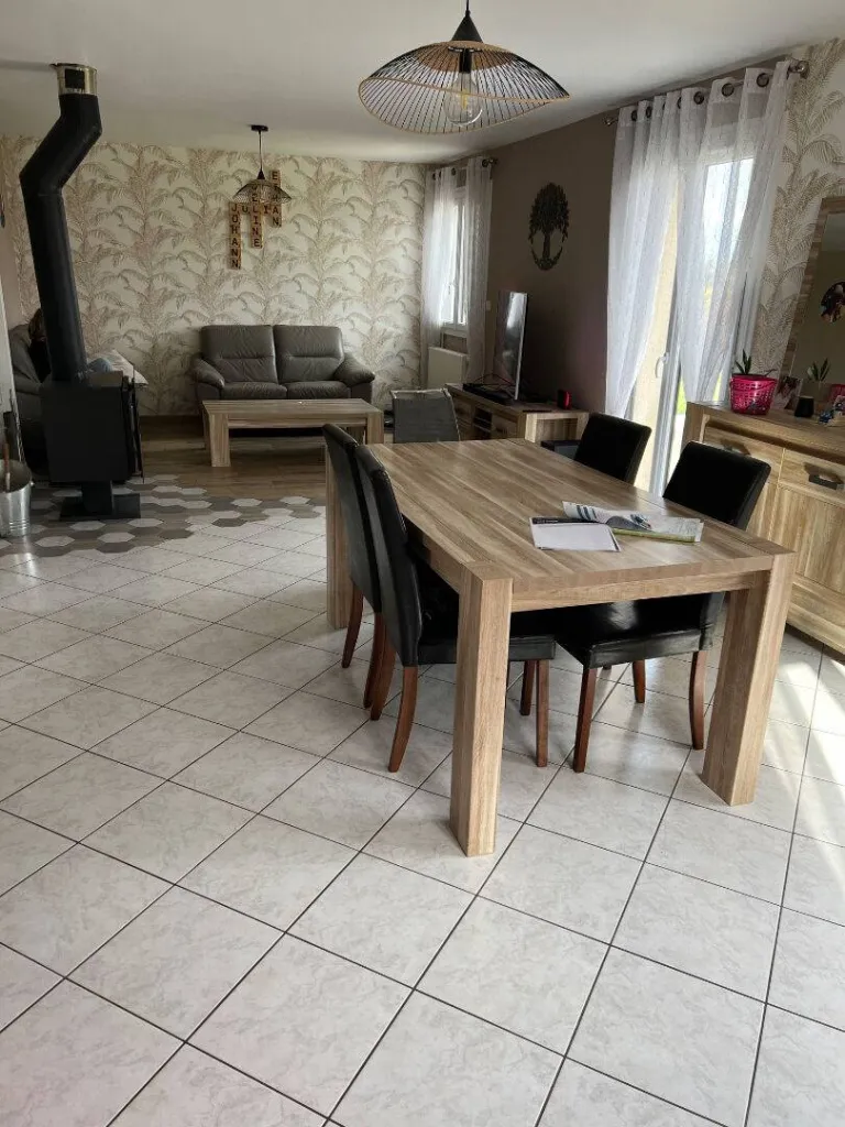 A vendre pavillon de 140 m² sur un terrain de 1530 m² clos sur la commune de LE THUIT DE L'OISON 27370