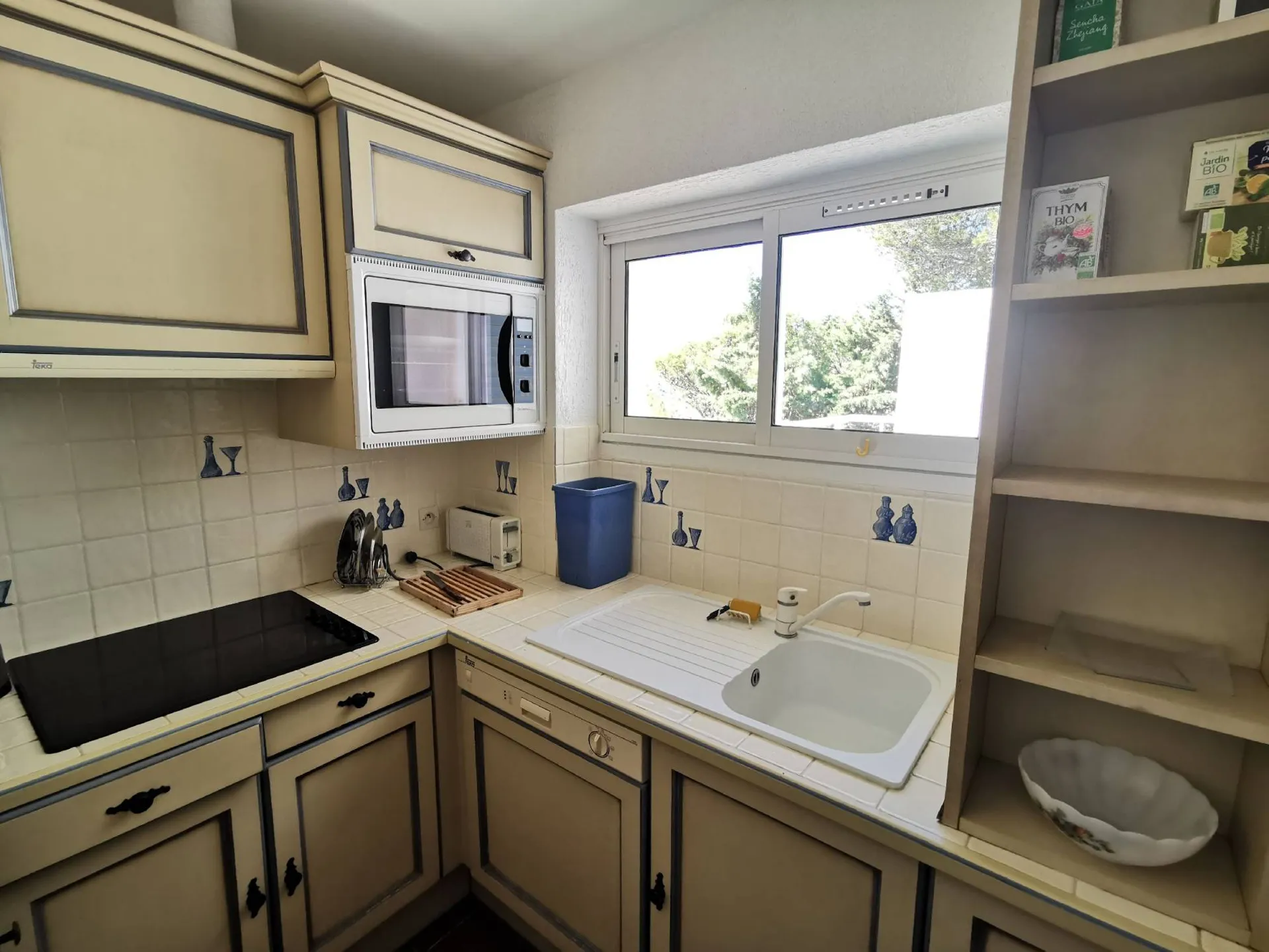 A VENDRE Cassis en front de mer avec terrasse, solarium et bungalow 