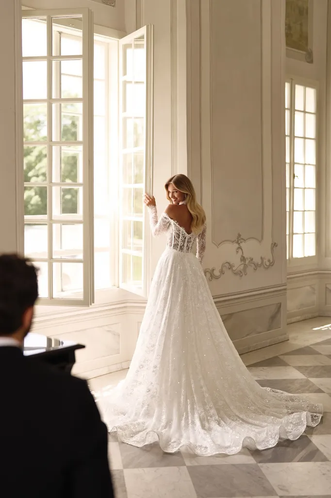 Robe de mariée trapèze avec longue traîne en dentelle Marseille 