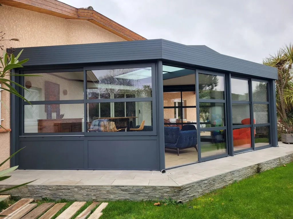 Extension toit plat aluminium sur mesure à L’Isle-Jourdain : créez un nouvel espace de vie lumineux et parfaitement intégré