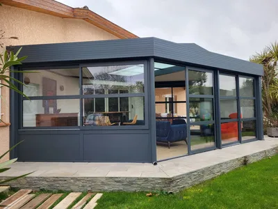 Extension toit plat aluminium sur mesure à L’Isle-Jourdain : créez un nouvel espace de vie lumineux et parfaitement intégré