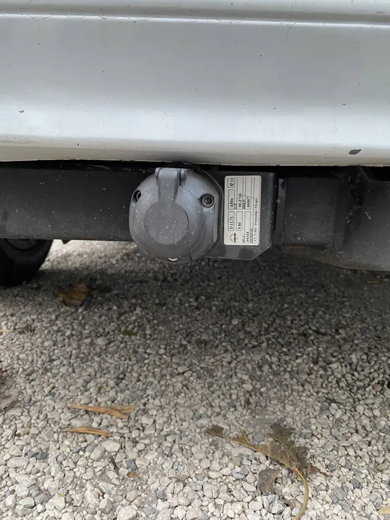 Les prises pour remorque doivent être équipées d'un couvercle de protection