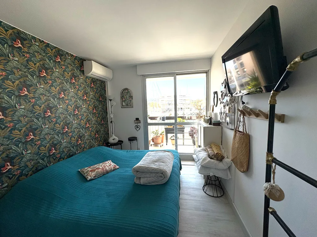 Panorama d'Exception à Bormes-les-Mimosas   T3 de Standing – 75 m² – Vue Port & Aperçu Mer Laissez-vous séduire par cet appartement