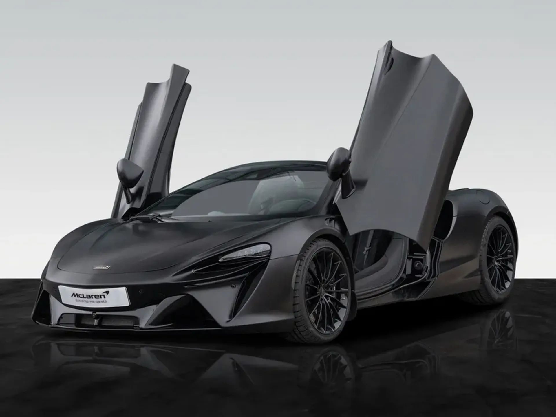 McLaren Artura Spider Onyx Black portes papillon ouvertes supercar hybride 700 ch cabriolet