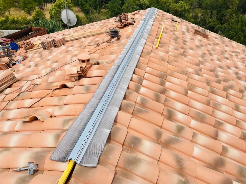 Remplacement d’une toiture de maison en tuiles Mécaniques Abeilles sur Aix en Provence