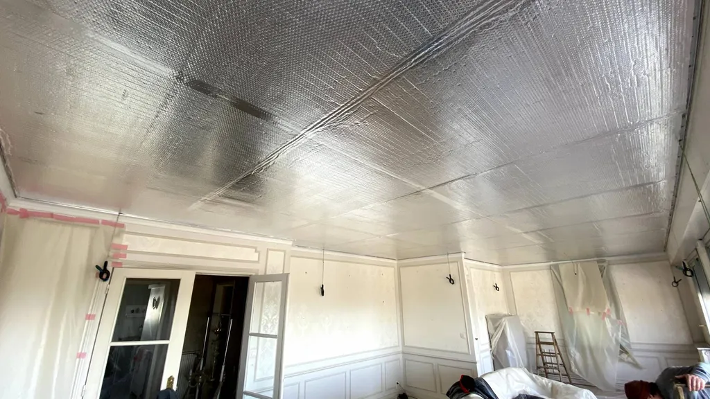 Pose isolant et faux-plafond BARRISOL, blanc mat, dans appartement ancien centre de Toulouse - by Plafonds Tendus Occitans Pouvourville