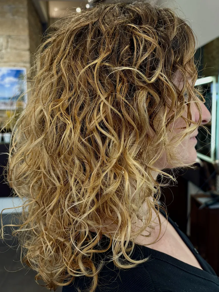Cheveux bouclées style Wavy de façon permanente à Lyon