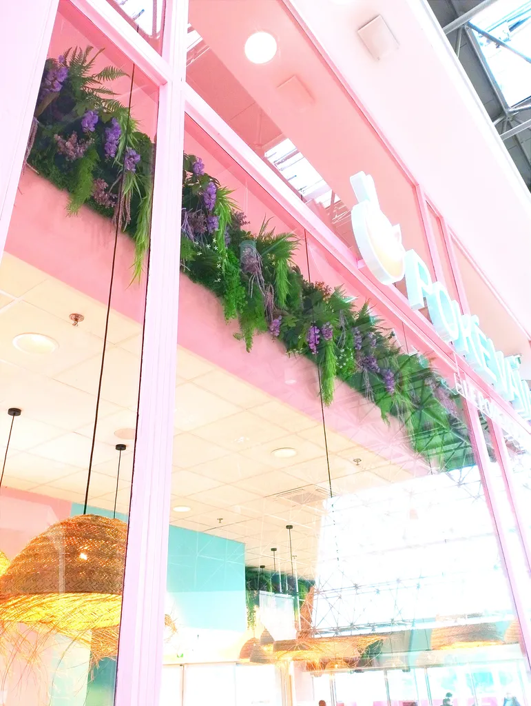 Création d'une décoration de logo avec fleurs et plantes artificielles pour PokéVaiana à Saint-Genis -Laval près de Lyon, ainsi que deux mur végétaux colorés et fleuris