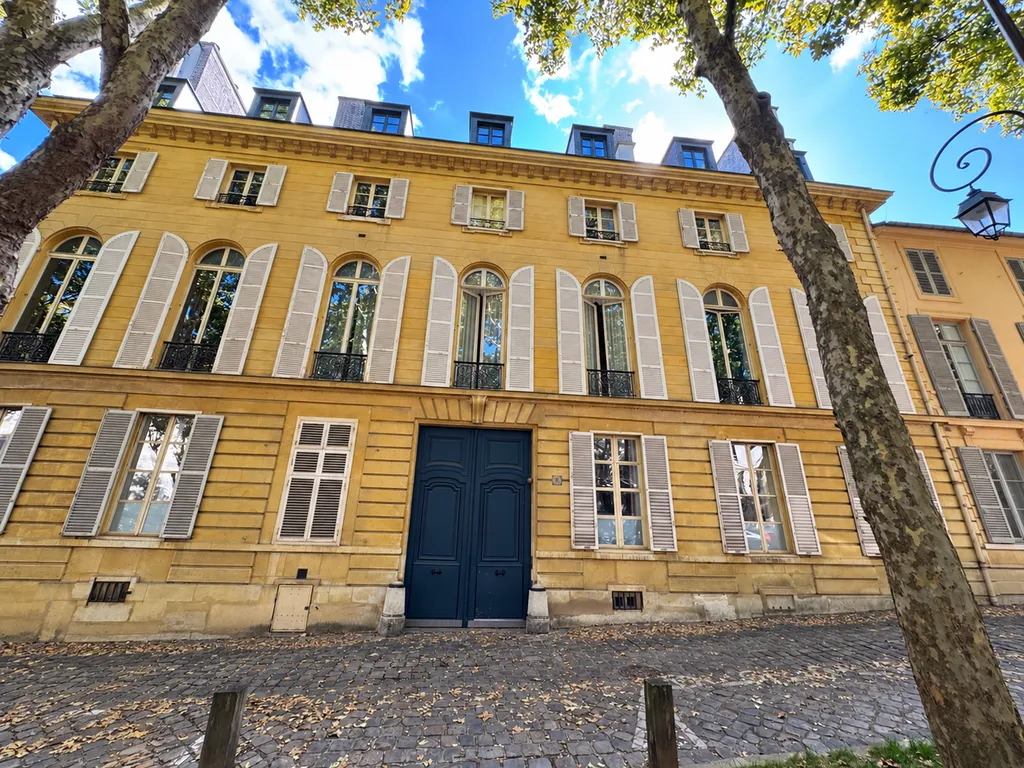 Façade d’une résidence privée accueillant CARAT, tailleur à Versailles