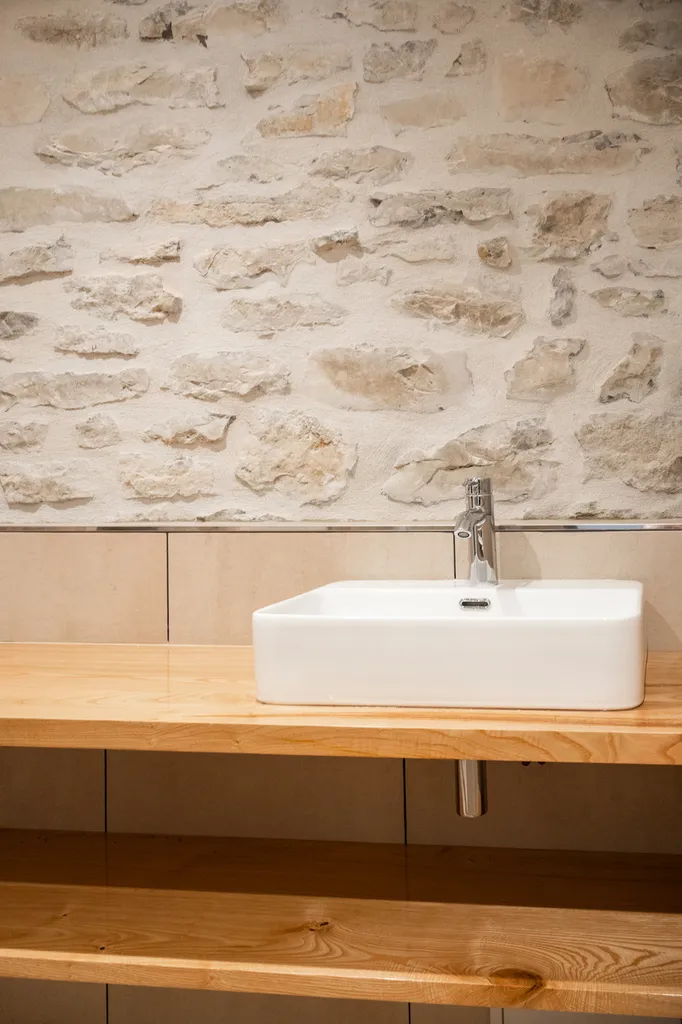 Aménagement de salle de bain à Labeaume en Ardèche : une création sur mesure signée par Willy Menuiserie.