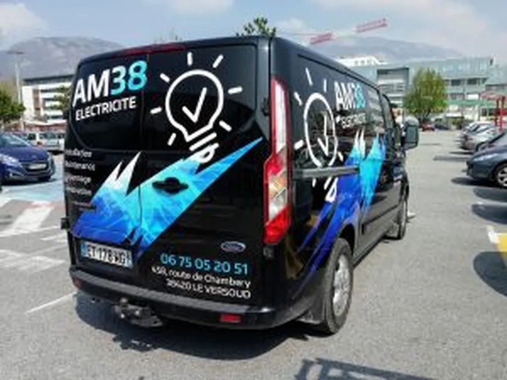 Marquage de véhicule utilitaire professionnel pour l'électricien AM38 à Domène près de Grenoble afin d’augmenter la visibilité locale et l’image de marque