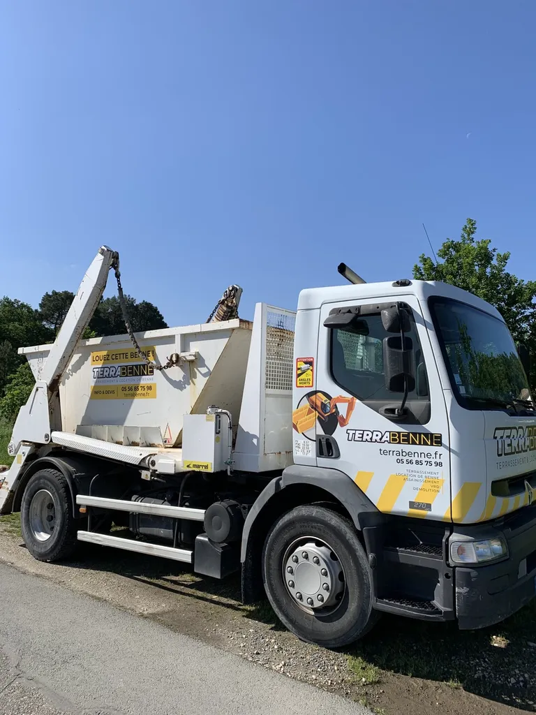 Flocage du camion poids lourd multibenne de l'entreprise TERRABENNE