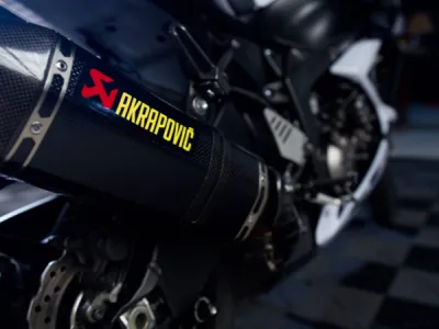 Le style agressif de cette Kawasaki Ninja ZX-6R est sublimé par une pose invisible de film de protection PPF XPEL, réalisée près de Locminé.
