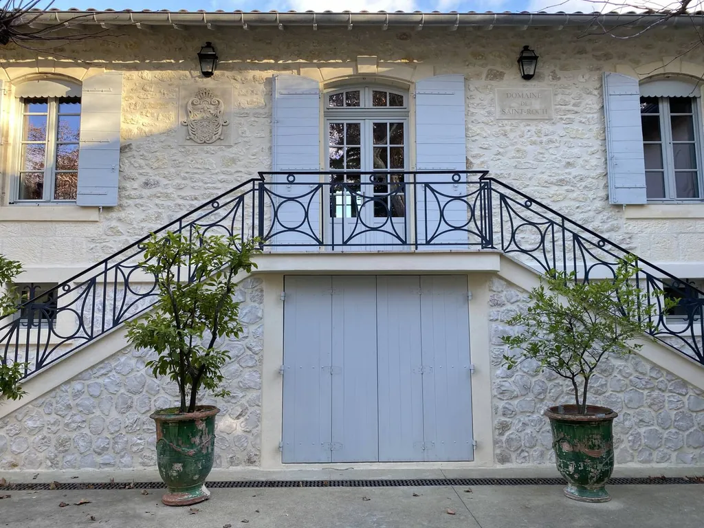 Vue d'ensemble de la façade en pierre avec les deux gravures en relief