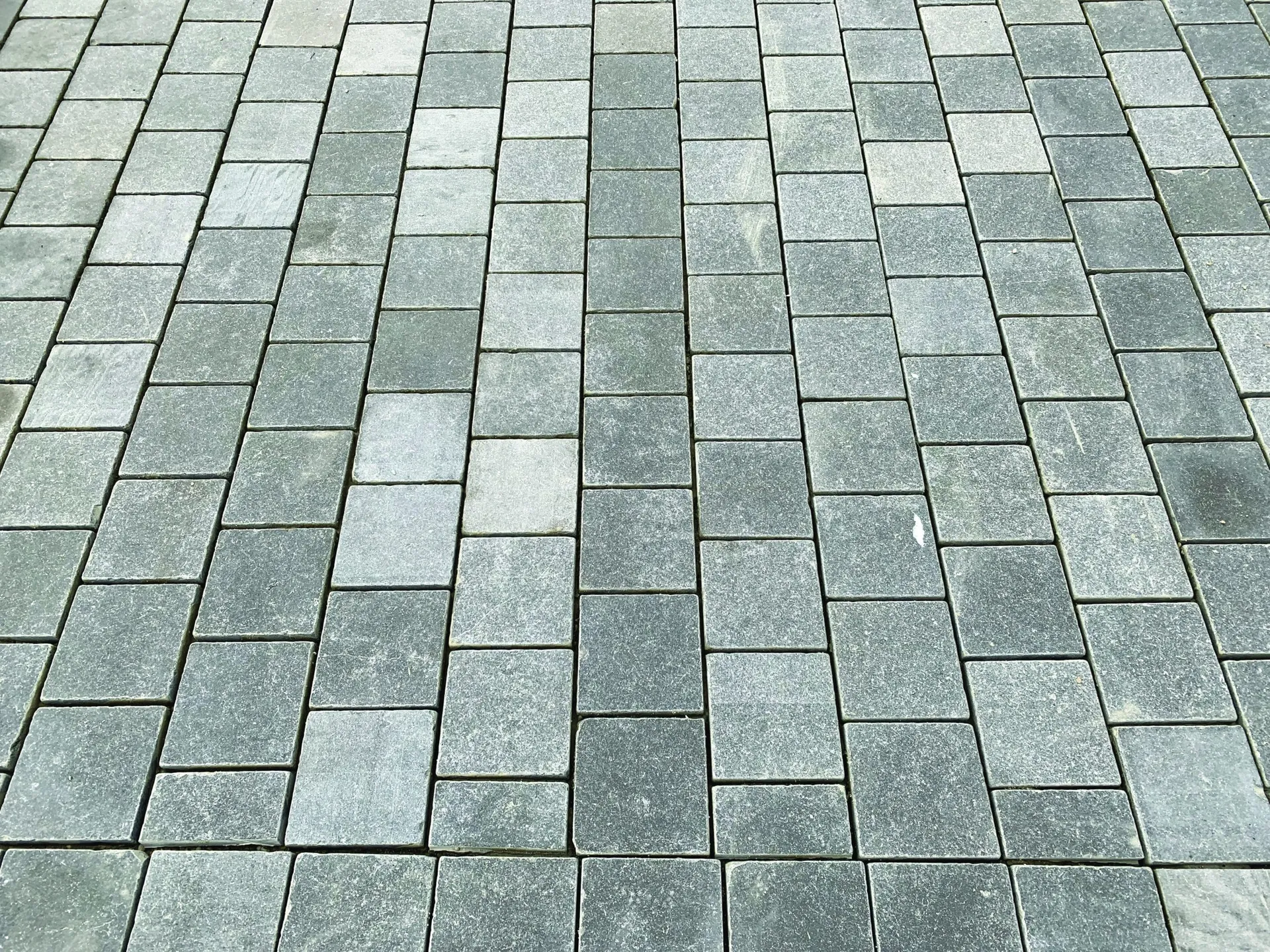 Pavés en pierre naturelle : solutions pour aménagements extérieurs