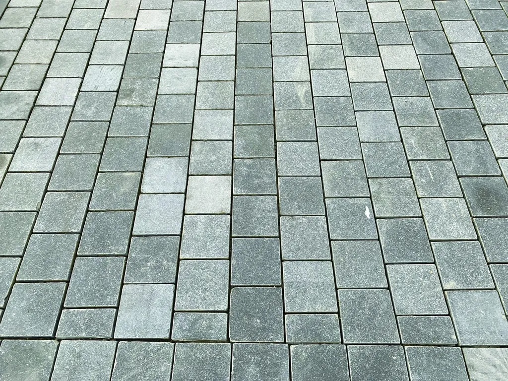Pavés en pierre naturelle : solutions pour aménagements extérieurs