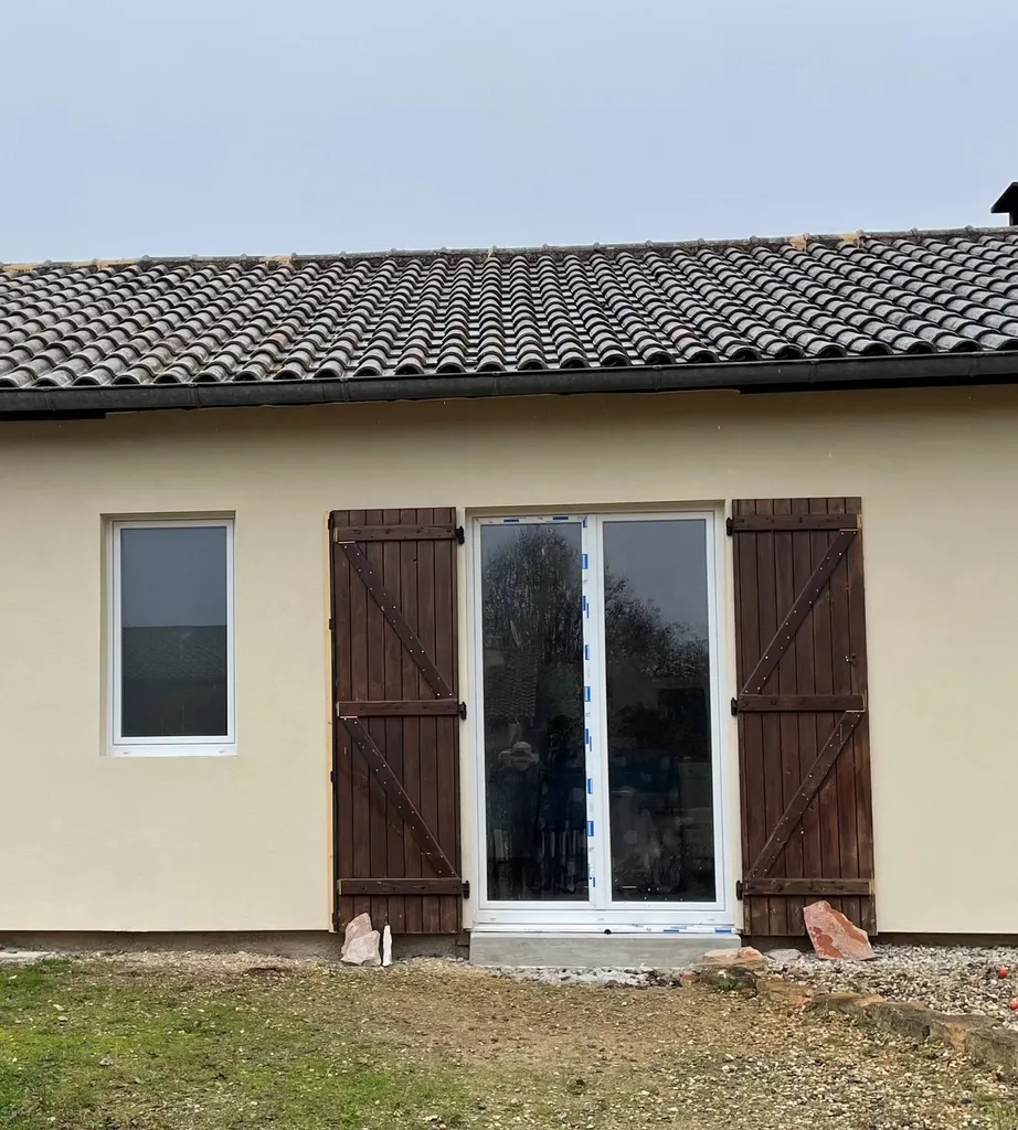 Façade après rénovation avec nouvelles menuiseries permettant d’améliorer l’esthétique et la performance énergétique du logement