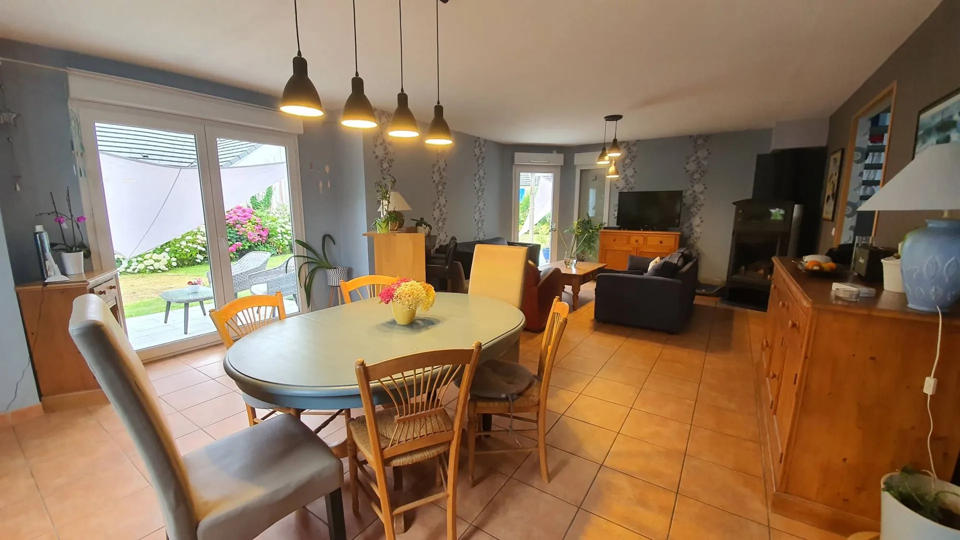 A vendre belle maison ossature bois de 160 m², dans un quartier calme d'OFFRANVILLE 76550, à 10 minutes de la mer et de Dieppe 76200, et à 2 heures de Paris via l'autoroute A13.