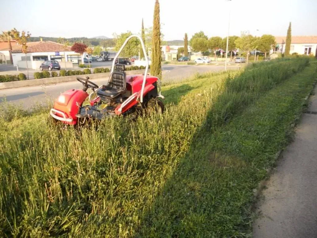 Débroussaillage (ou débroussaillement) grande surface par notre équipe de paysagistes professionnels