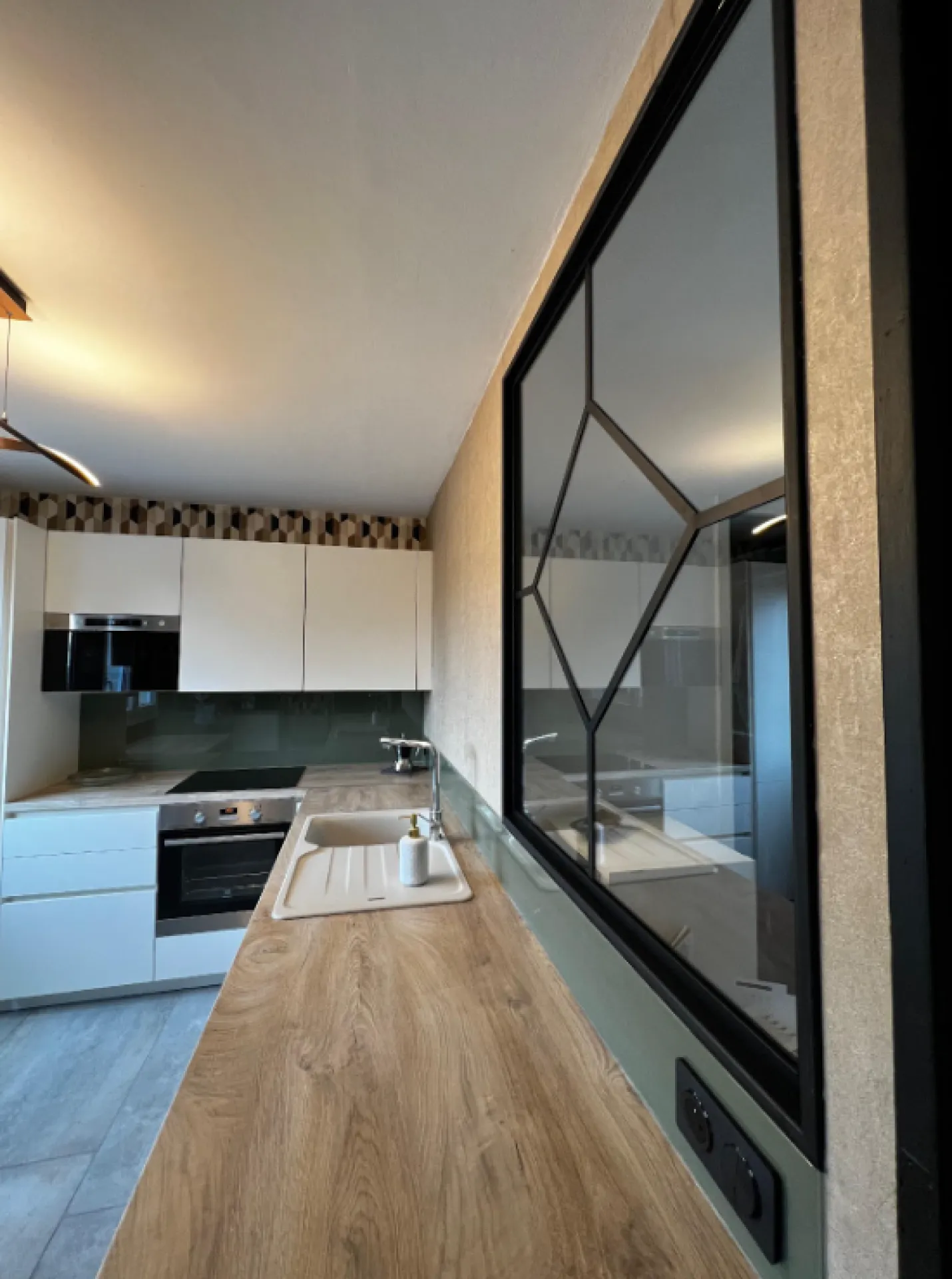 Fabrication et pose d’une verrière de séparation cuisine couloir à Lyon