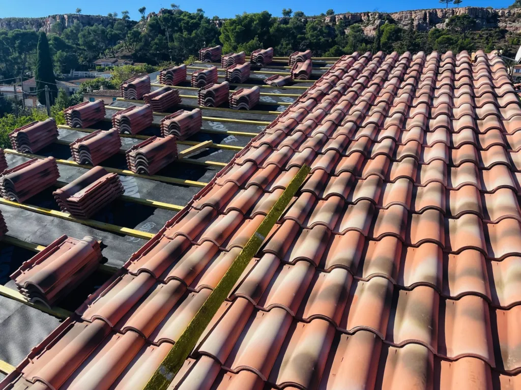 Intervention de Couvreur pour la Réfection de toiture de Maison individuel en tuiles Romane sur Aix-en-Provence 13100