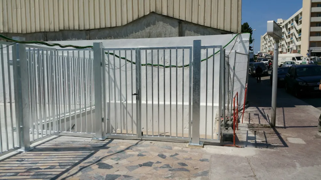 BARRIERES METALLIQUES GALVANISEES REALISEES SUR MESURE DANS NOS ATELIERS DE MARTIGUES