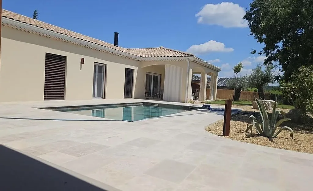 Sol en Pierre Naturelle du Périgord et de Bourgogne : Élégance, Durabilité et Valeur Ajoutée pour Votre Habitat