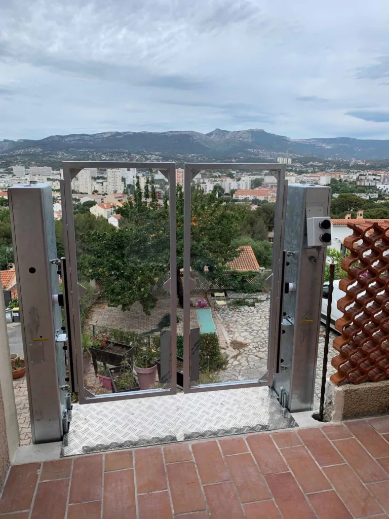 2 demi-portes, une securité au top et une vue préservée pour cette isntallation de plateforme verticale en extérieur à la Seyne près de Toulon