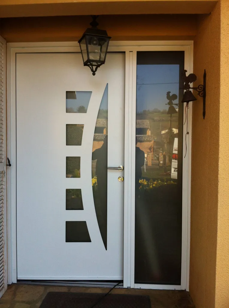 porte alu blanc avec semi fixe latérale installé à LACENAS
