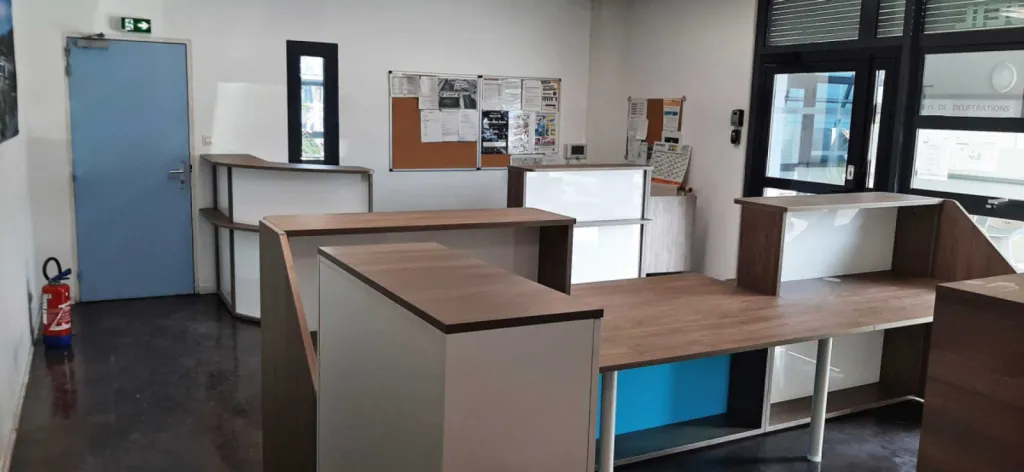 Réaménagement d’un espace d’accueil universitaire à Nice avec deux banques modernes, écrans acoustiques et rangements sécurisés pour l’Université de Nice Côte d’Azur – STAPS