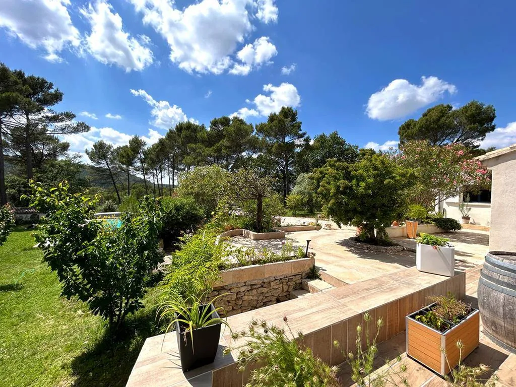 PERNES-LES-FONTAINES : MAISON DE PLAIN-PIED EN POSITION DOMINANTE AU COEUR D'UNE PINÈDE   