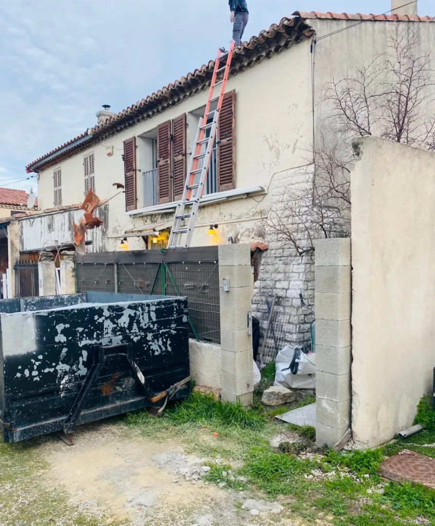 Actuellement en janvier 2022 : Changement d’une toiture en P.S.T Canal près de Martigues
