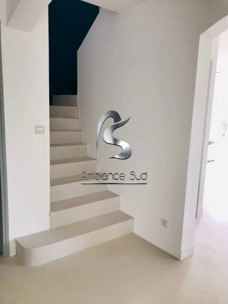 Béton ciré pour escalier sur carrelage La Seyne sur Mer Var 83