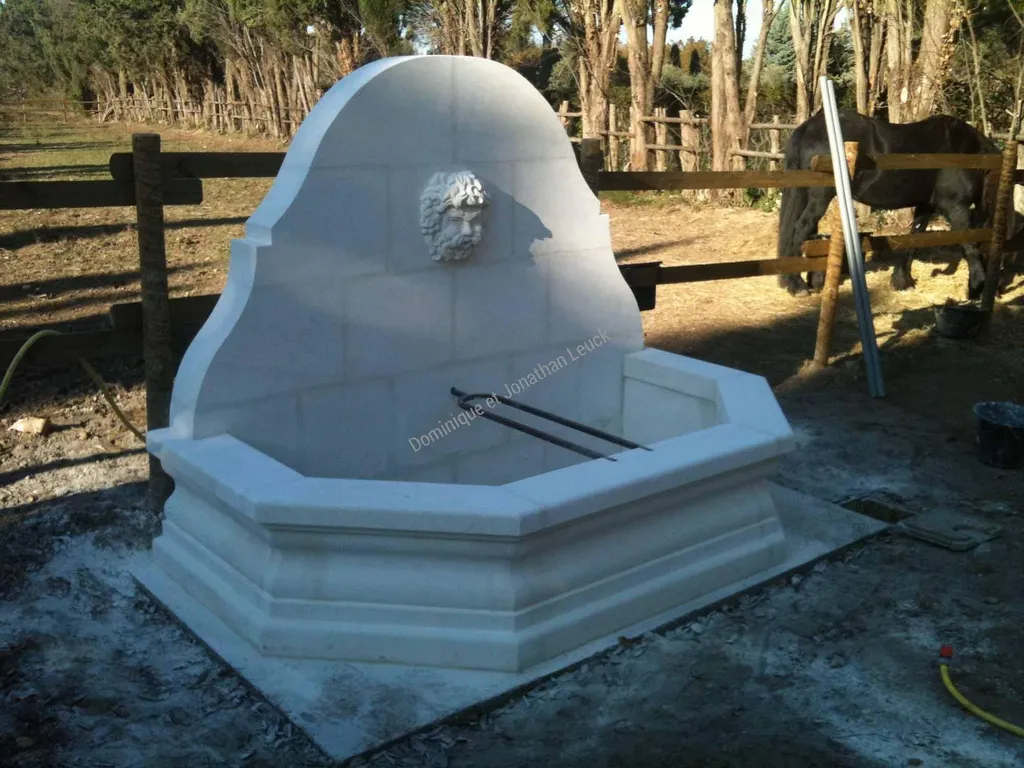 Fronton et bassin en pierre d'Estaillades