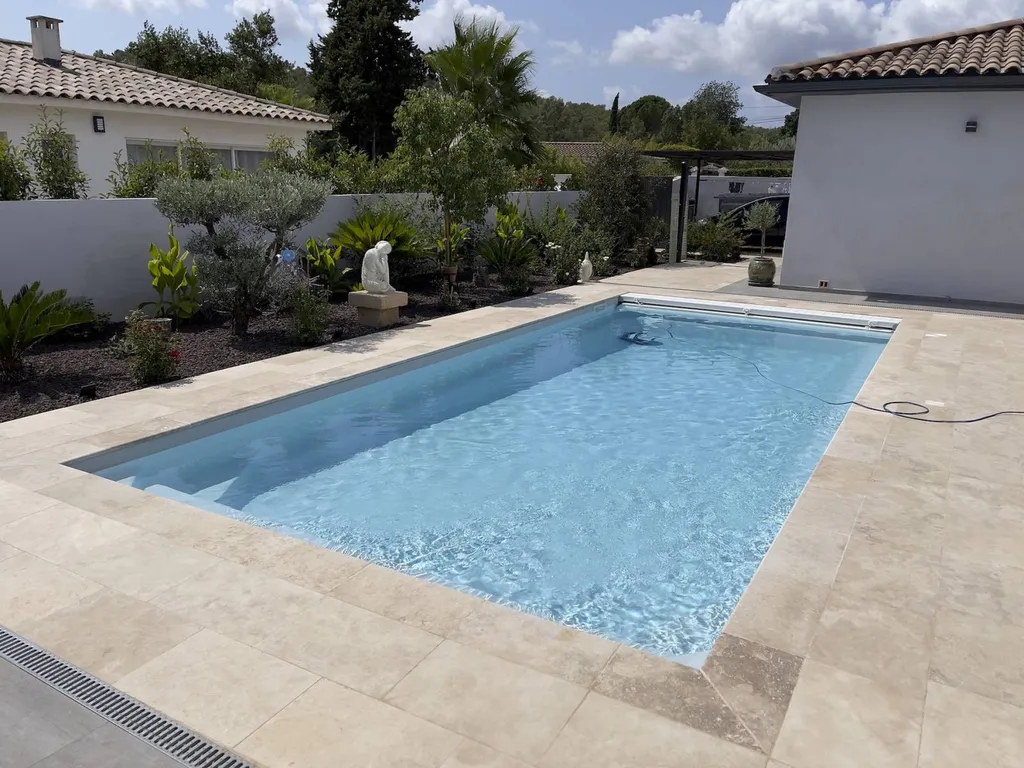 PISCINE coque a fond incliné installateur de piscine la crau