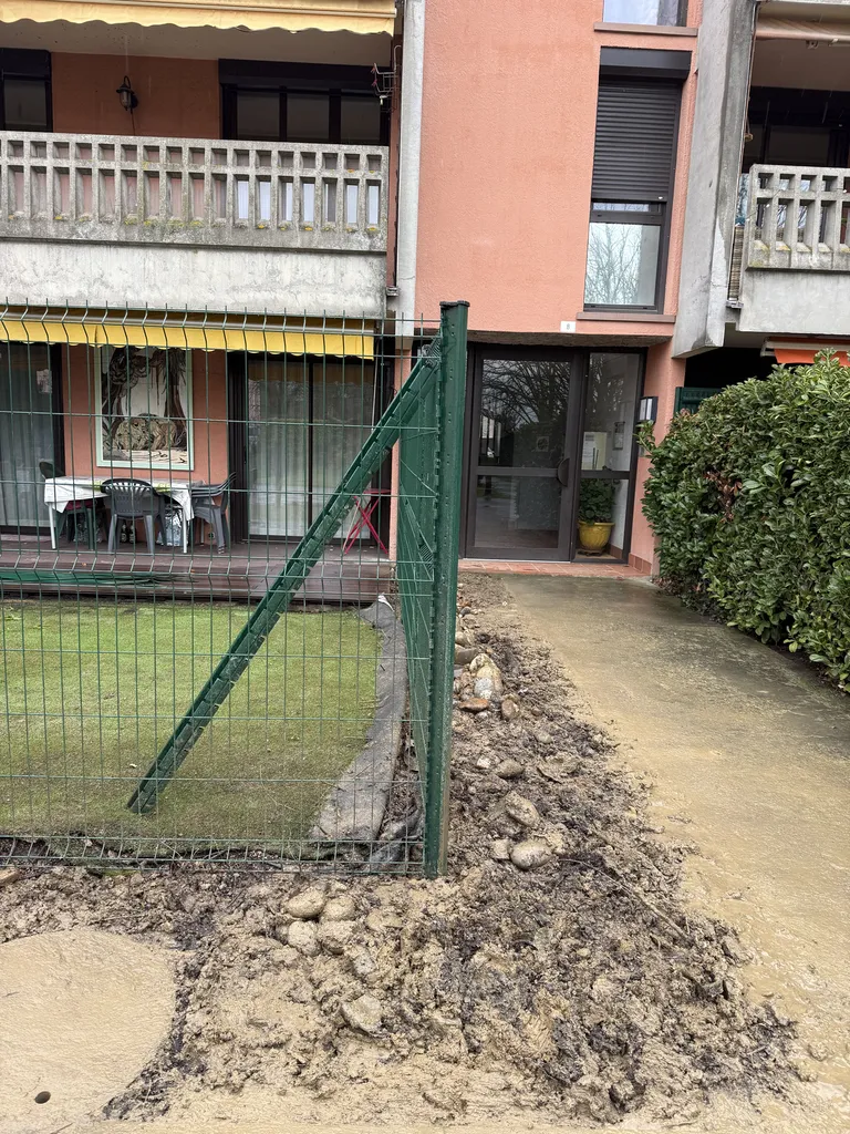 Remplacement de haie et grillage souple par clôture rigide occultante PVC verte à Blagnac près de Toulouse.