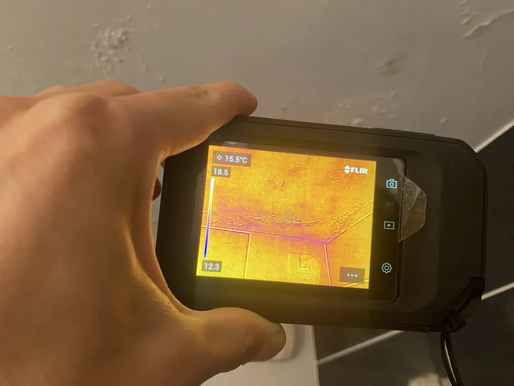 Recherche de fuite d'eau derrière un mur sans casse à Tours en Indre-et-Loire suite à un dégât des eaux