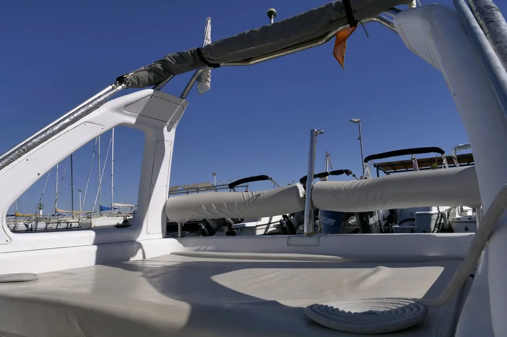 Intérieur de notre semi rigide l'Eden Boat