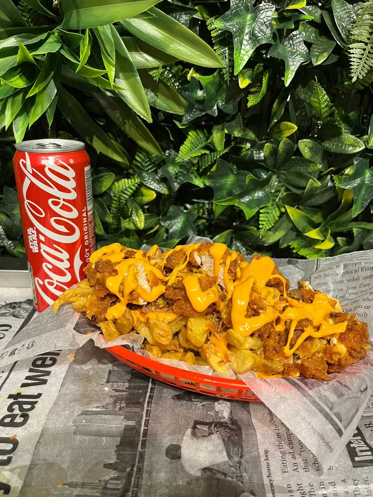 Frites croustillantes nappées de sauce cheddar fondante,