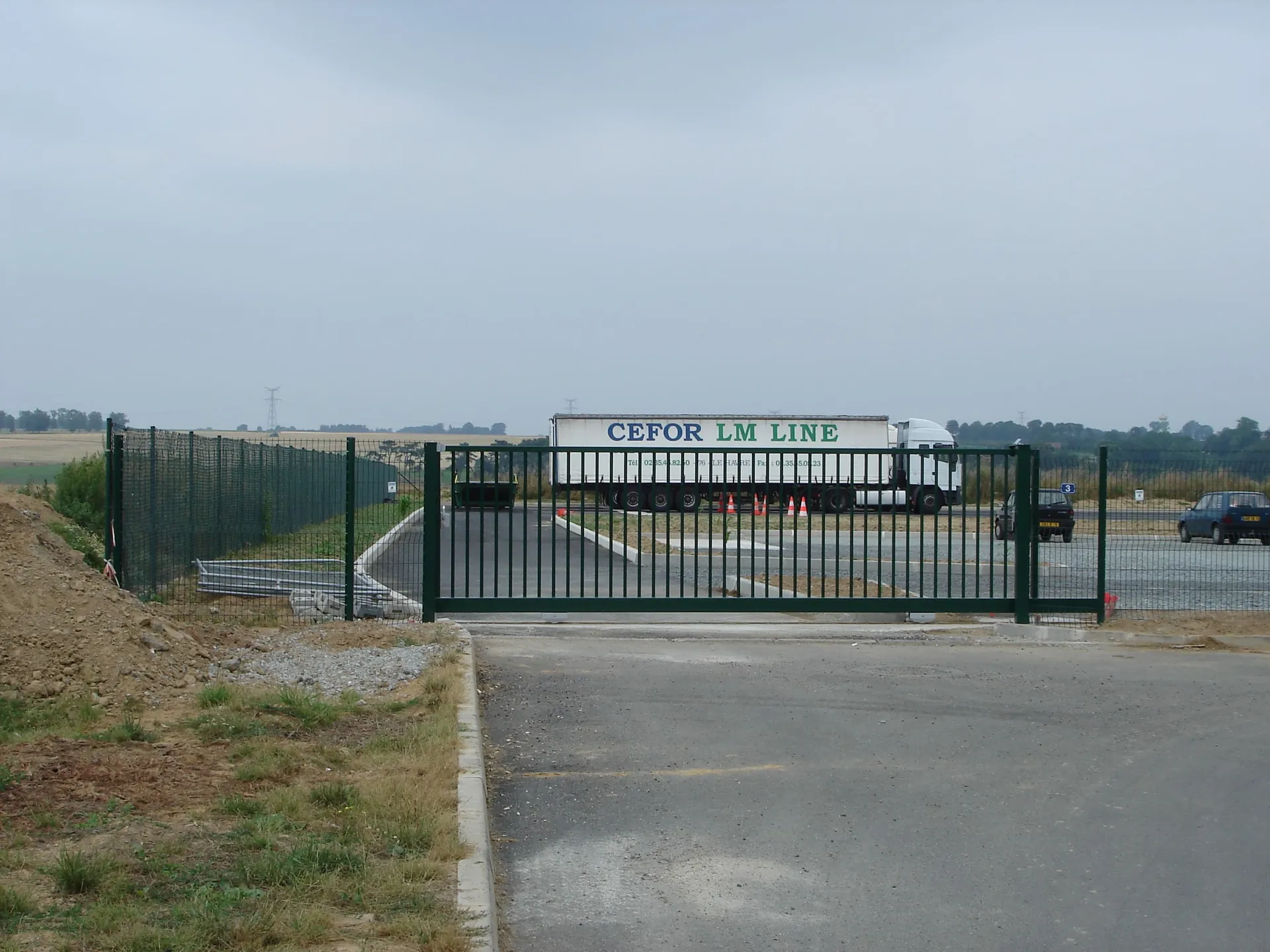 Installation de Portail grande dimension professionnel coulissant autoportant, Fermetures industrielles et Sécurisation de sites au Havre et sa Région ou Agglomération en Seine-Maritime 76