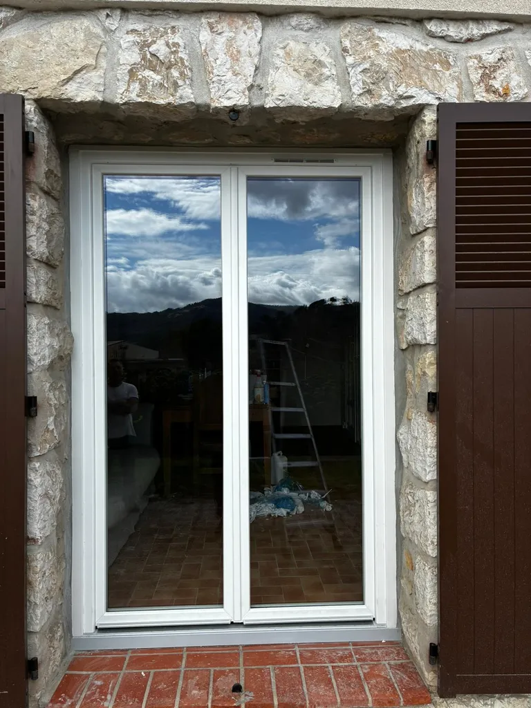 Remplacement de menuiseries PVC PREMIO PLUS 74 en rénovation pour amélioration thermique du logement.