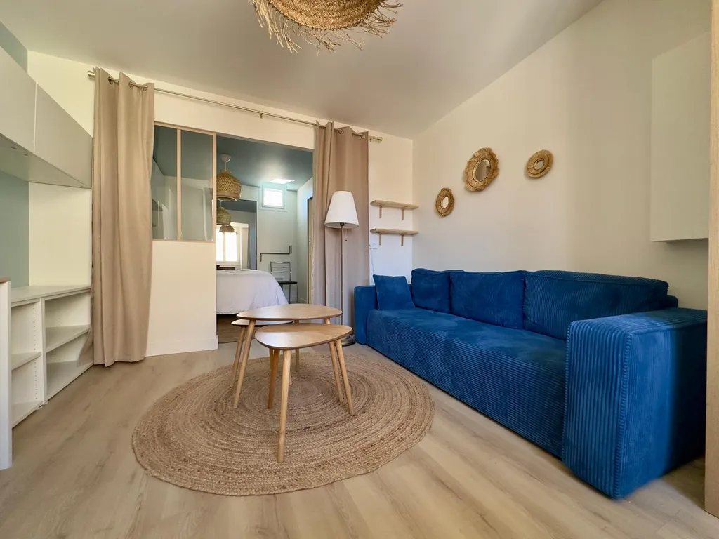 Séjour d'un appartement meublé de 35 m² rénové à Bordeaux