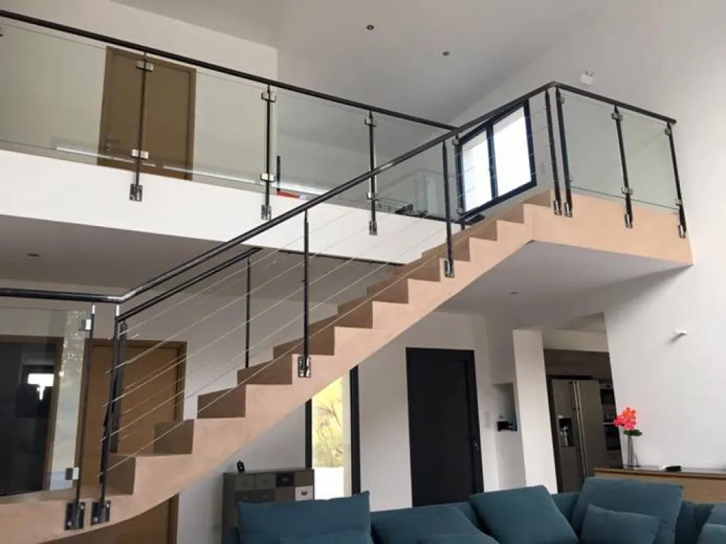 Habillage d'escalier, palier, rampes et garde-corps dans une maison de Marseille