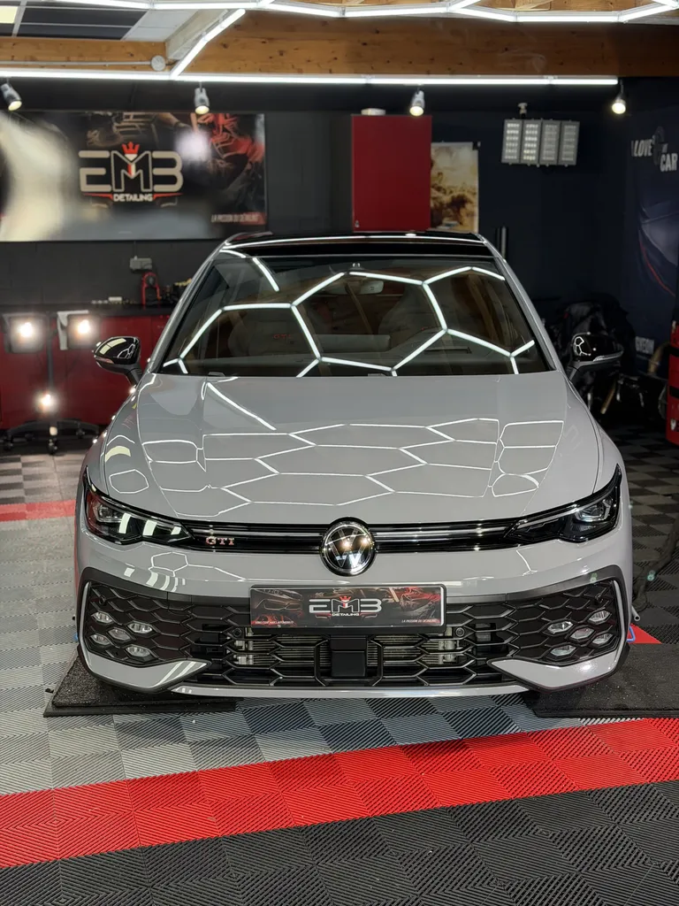 Rénovation carrosserie et traitement céramique Volkswagen Golf 8 GTI à Dardilly proche Lyon avec polissage professionnel par EMB DETAILING