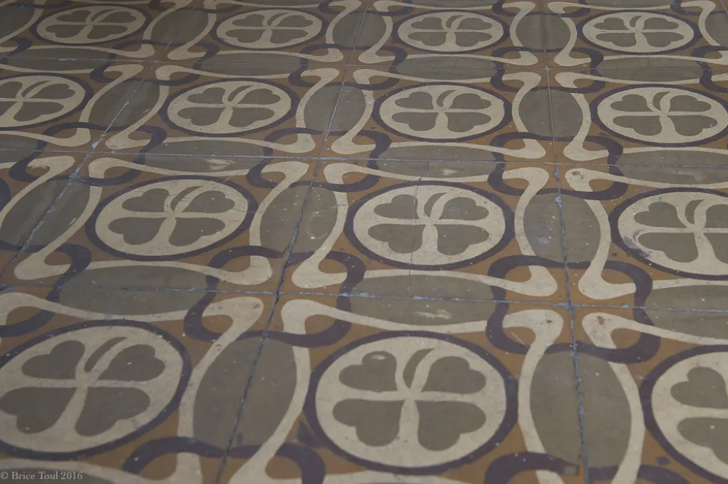 Le sol en carreaux de ciment d'origine de la boutique Sacha Décoration et son trèfle à 4 feuilles