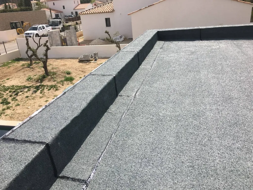 Travaux d’étanchéité d’un toit terrasse avec application de goudron bitumineux lors d’une rénovation à Lyon Vaise (Rhône – 69)