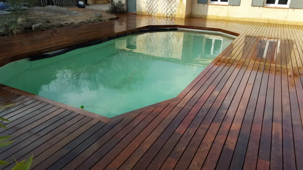 Réalisation d'une terrasse Vetedy softline de 95 m² en Ipé à Rousset (13)