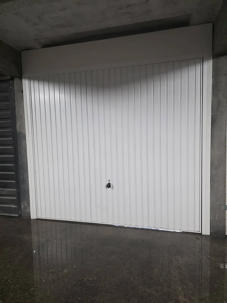 Box fermé à vendre à Mérignac 33700 face au Parc Bourran – stationnement sécurisé en copropriété proposé par l’agence immobilière DOLCE IMMO, idéal investissement ou usage personnel près de Bordeaux Caudéran.