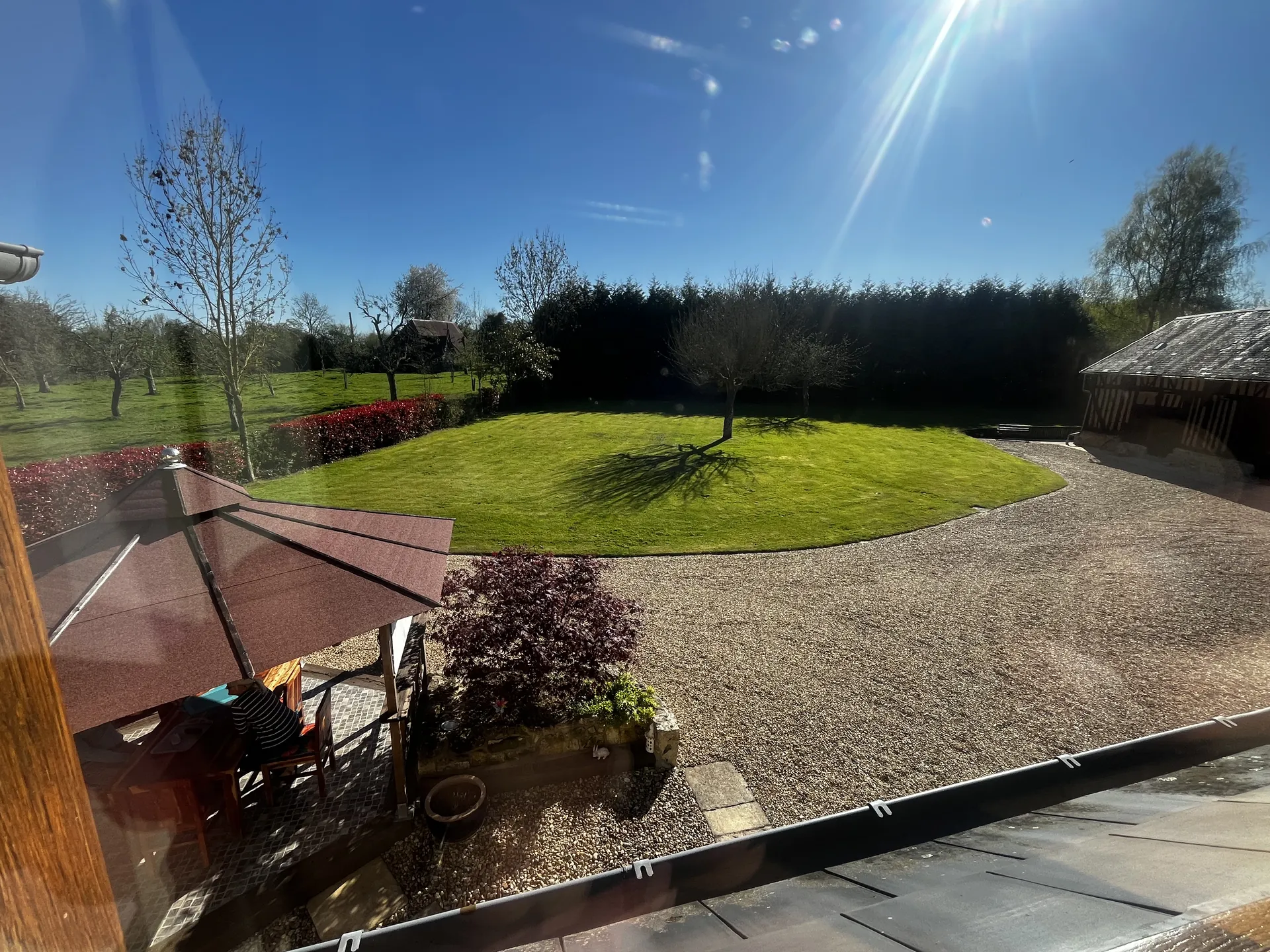 Maison récente avec grande dépendance aménageable – Terrain clos – Proche Côte Normande